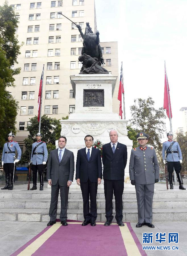 當地時間5月25日，中國國務院總理李克強在聖地亞哥向奧希金斯紀念碑敬獻花圈。 新華社記者 張鐸 攝