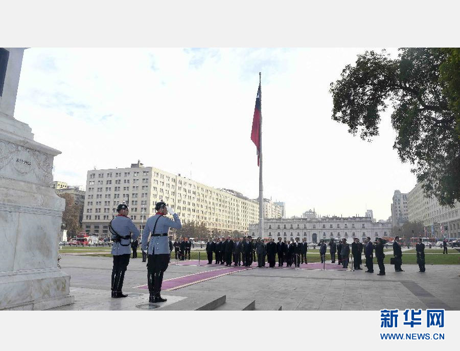 當地時間5月25日，中國國務院總理李克強在聖地亞哥向奧希金斯紀念碑敬獻花圈。 新華社記者 張鐸 攝 