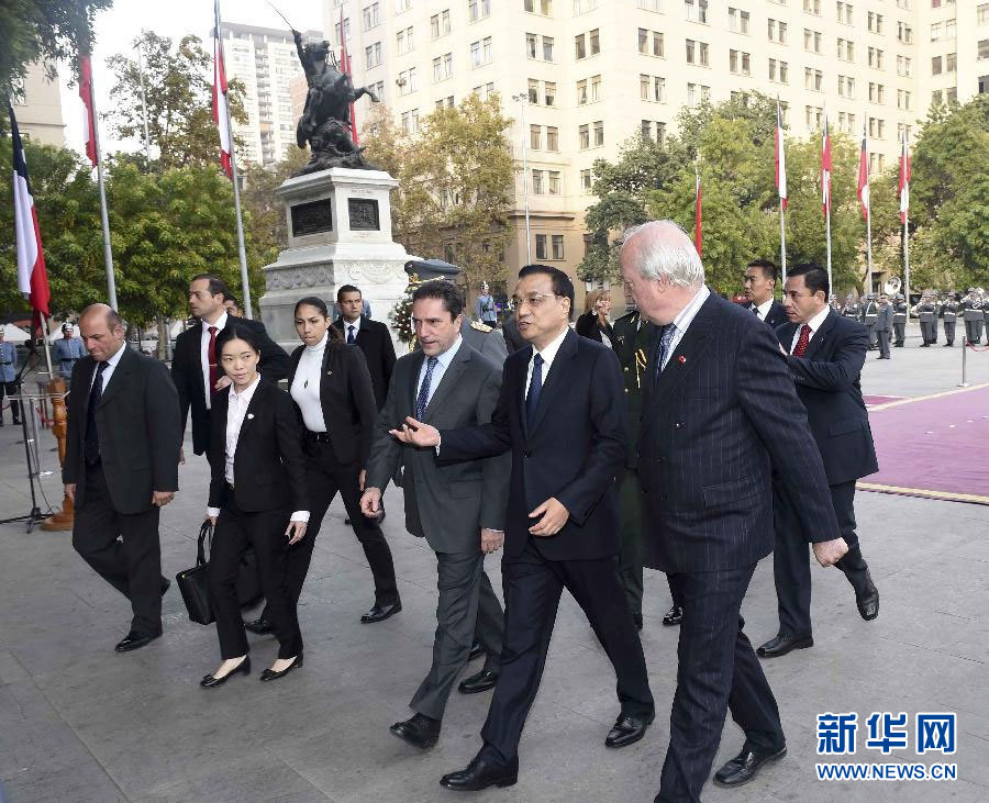 當地時間5月25日，中國國務院總理李克強在聖地亞哥向奧希金斯紀念碑敬獻花圈。 新華社記者 張鐸 攝