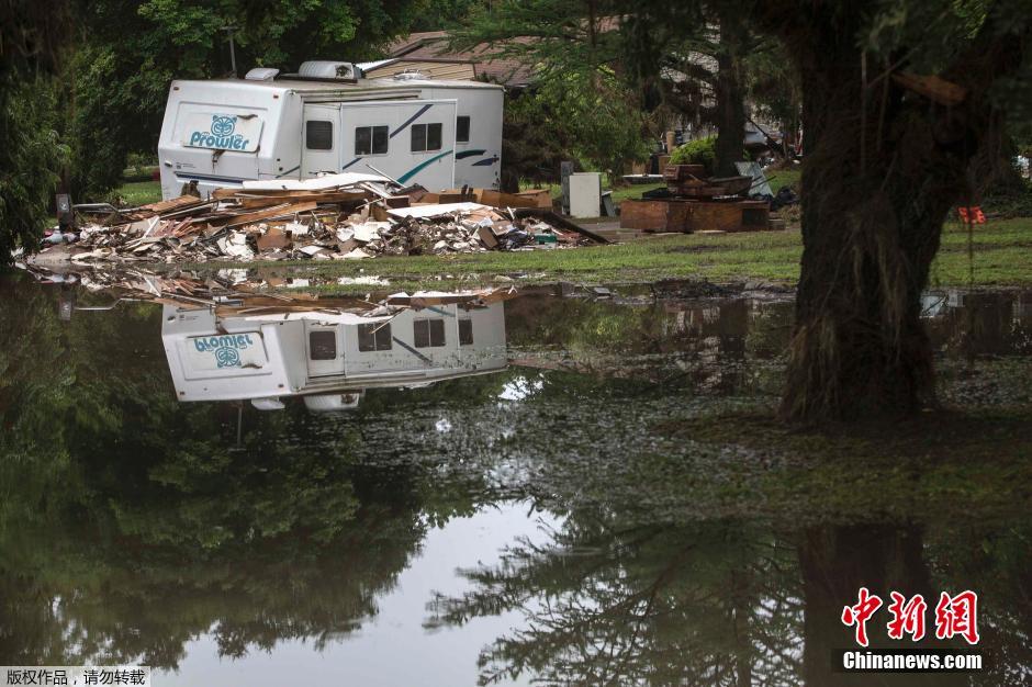 美国休斯敦龙卷风洪水齐发 房屋夷为平地