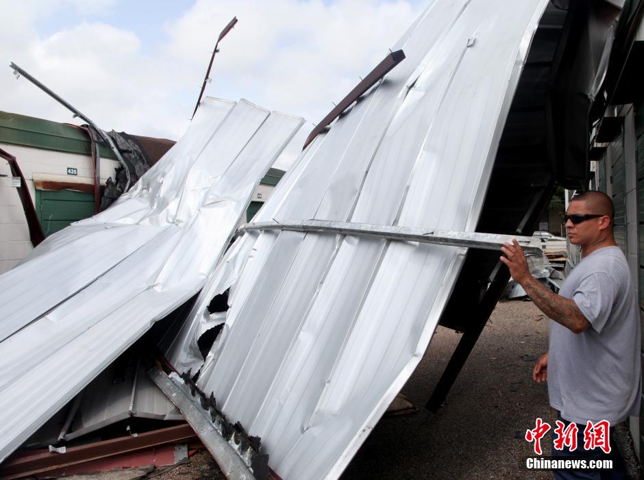 美国休斯敦龙卷风洪水齐发 房屋夷为平地