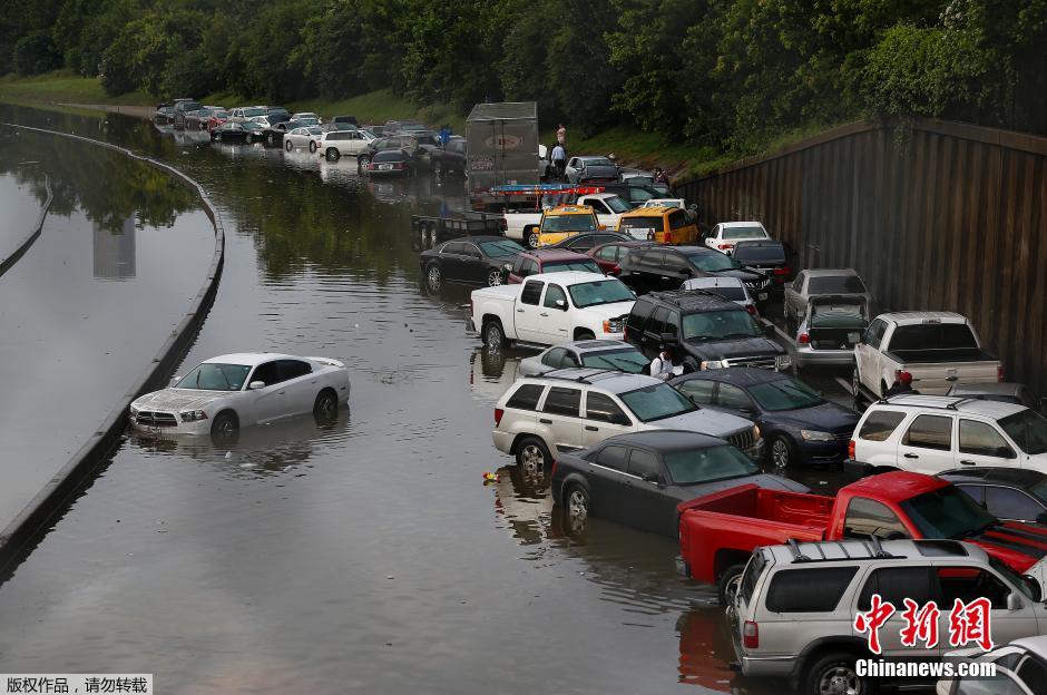 美国休斯敦龙卷风洪水齐发 房屋夷为平地