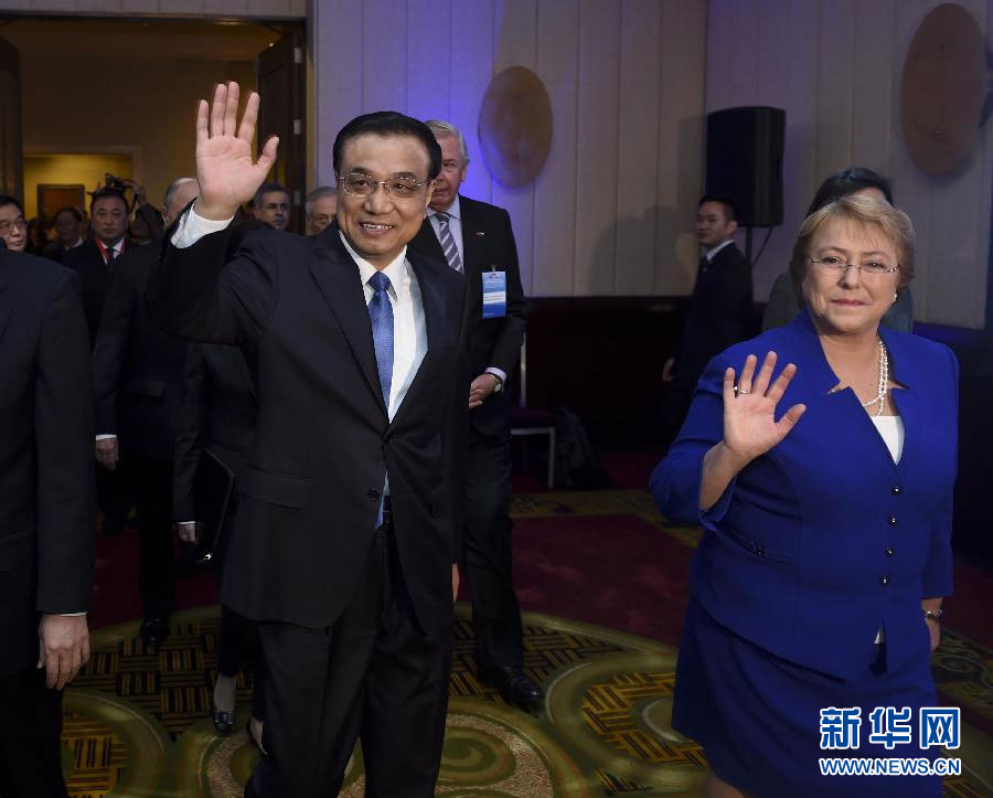 当地时间5月26日上午，国务院总理李克强在圣地亚哥下榻饭店与智利总统巴切莱特共同出席中智建交45周年经贸研讨会暨中智企业家委员会第七次会议开幕式并分别致辞。新华社记者 张铎 摄 