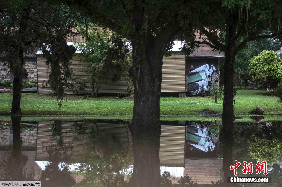 美国休斯敦龙卷风洪水齐发 房屋夷为平地