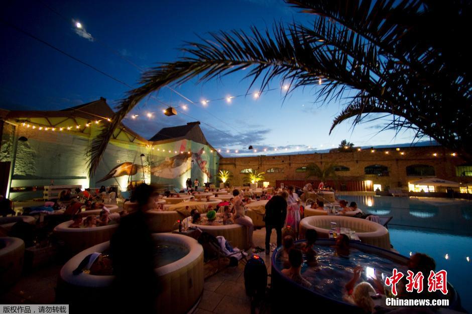 德国户外影院可边泡澡边观影