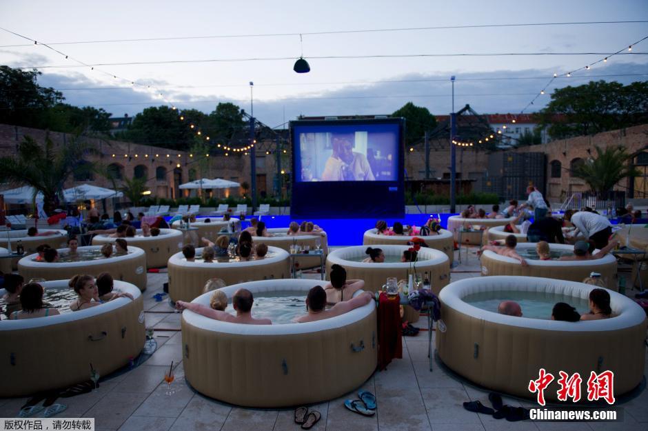 德国户外影院可边泡澡边观影