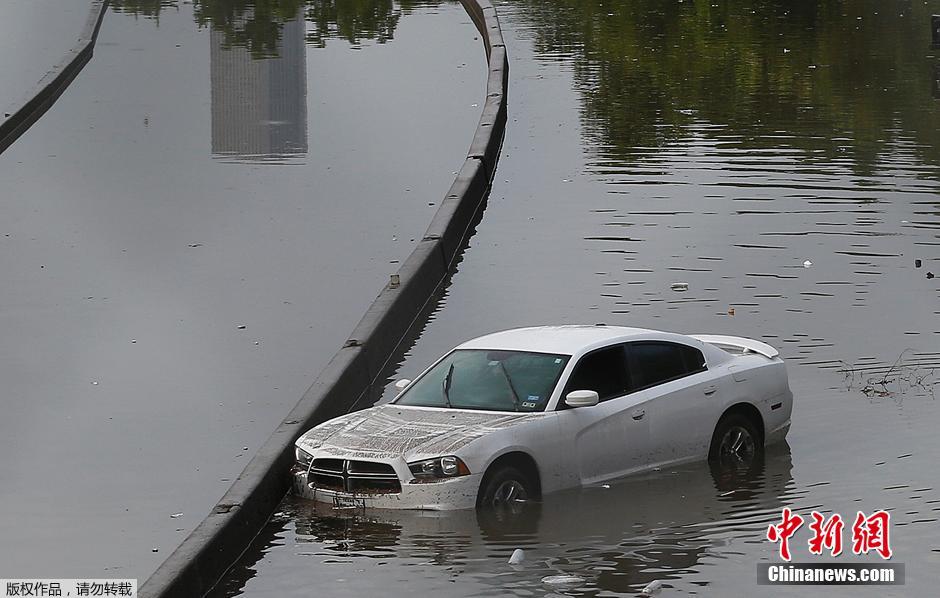 美国休斯敦龙卷风洪水齐发 房屋夷为平地
