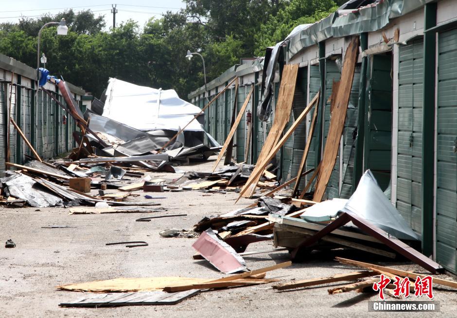美国休斯敦龙卷风洪水齐发 房屋夷为平地