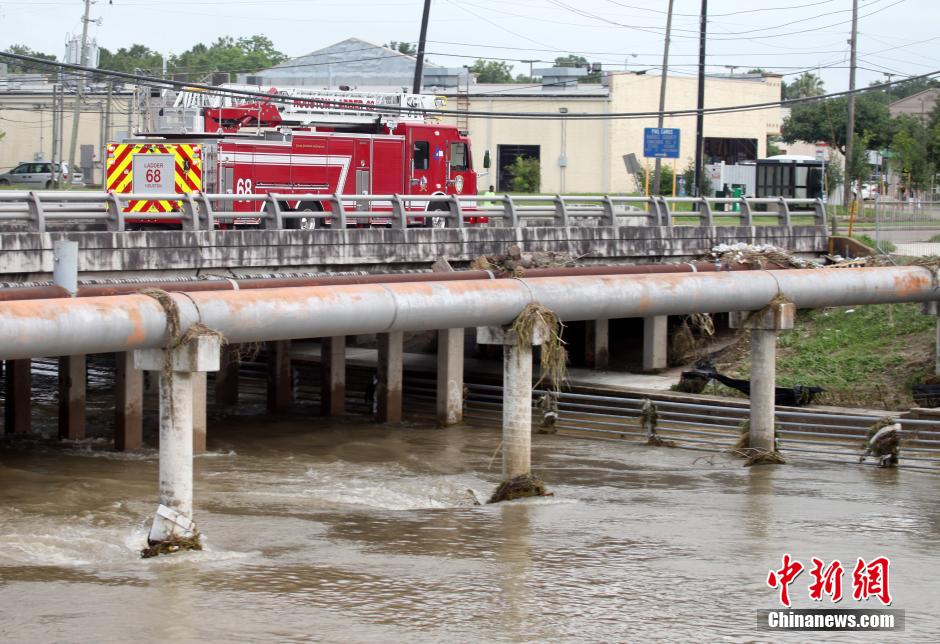 美国休斯敦龙卷风洪水齐发 房屋夷为平地
