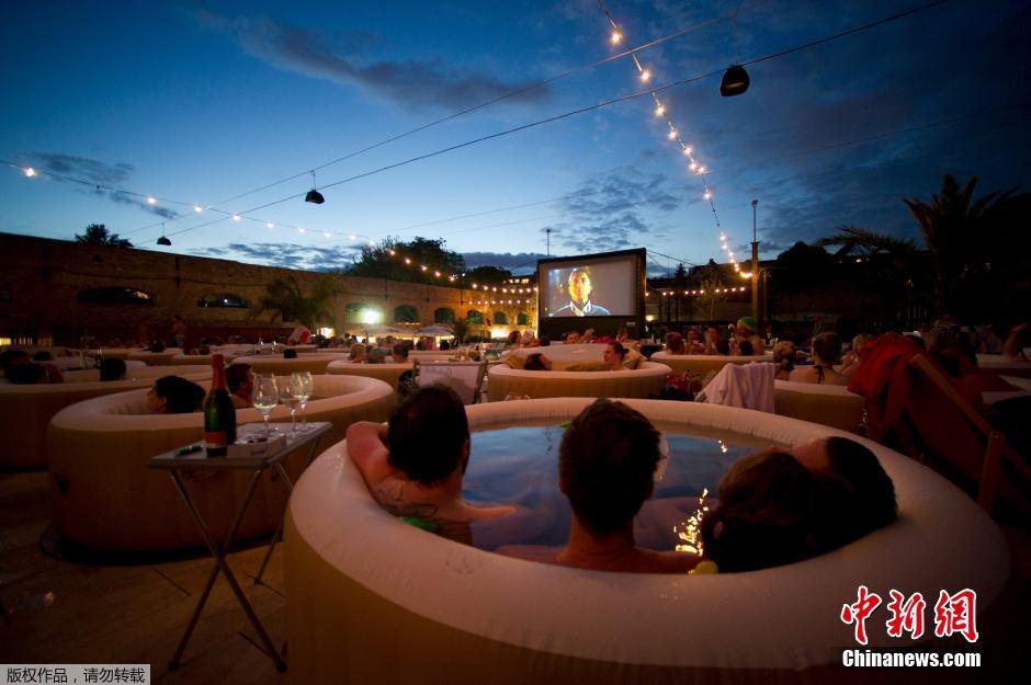 德国户外影院可边泡澡边观影