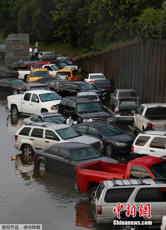 美国休斯敦龙卷风洪水齐发 房屋夷为平地