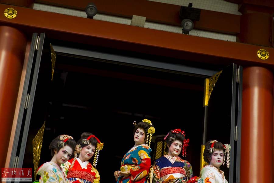游客尝试艺妓妆亮相日本浅草寺(高清)