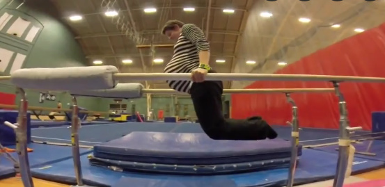 怀双胞胎孕妇秀高难度体操动作倒立用双手行走