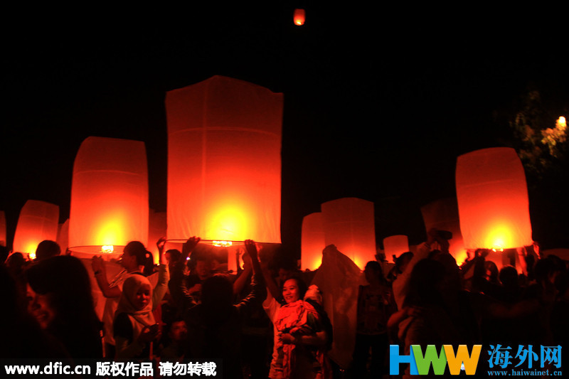 印尼佛教徒放飞天灯 庆祝卫塞节 