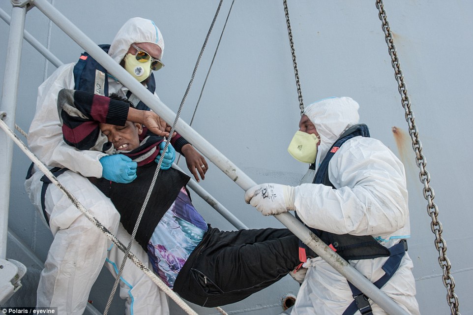 千余利比亚移民在地中海挤成沙丁鱼
