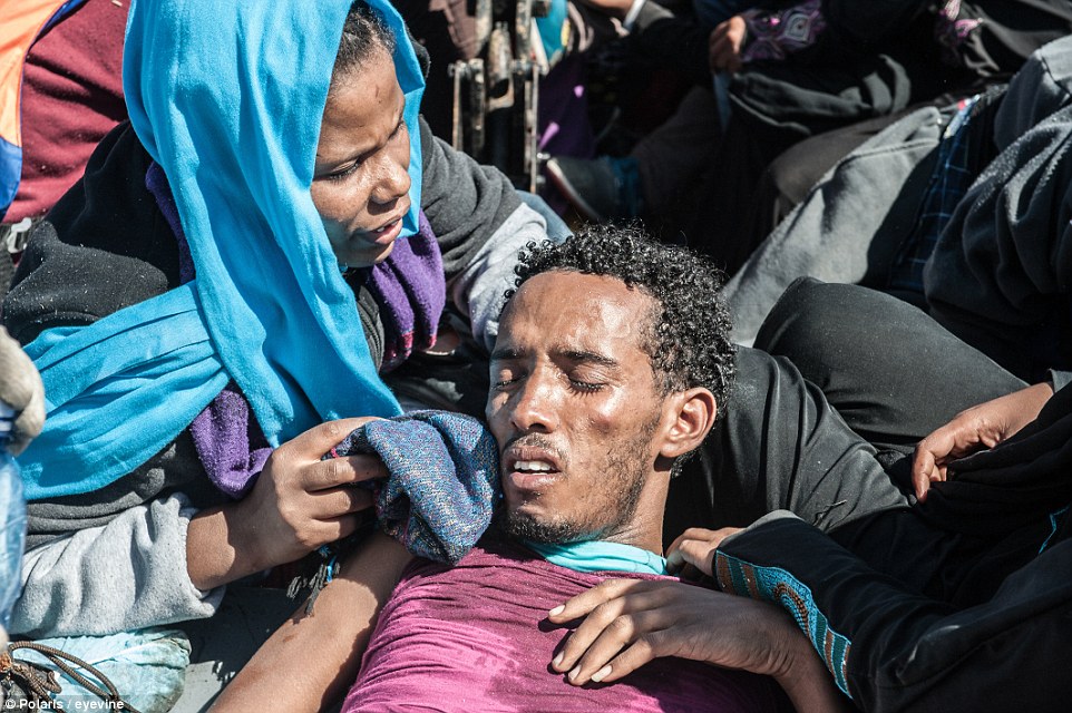 千余利比亚移民在地中海挤成沙丁鱼