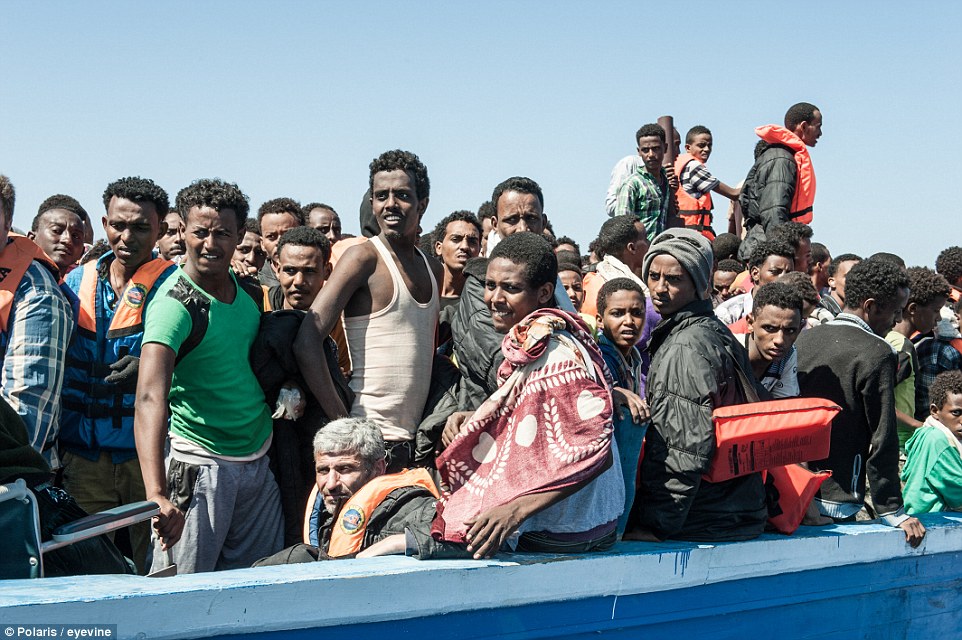 千余利比亚移民在地中海挤成沙丁鱼