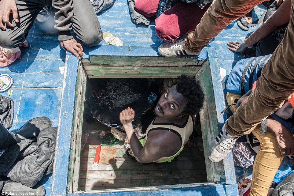 千余利比亚移民在地中海挤成沙丁鱼
