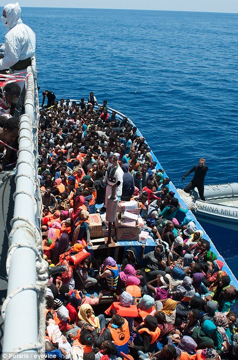 千余利比亚移民在地中海挤成沙丁鱼