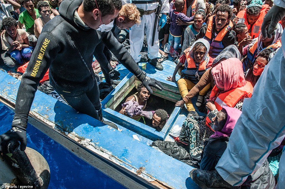 千余利比亚移民在地中海挤成沙丁鱼