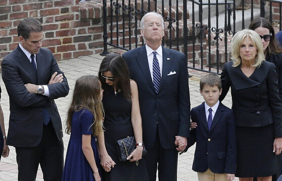 美国副总统拜登送别儿子遗体