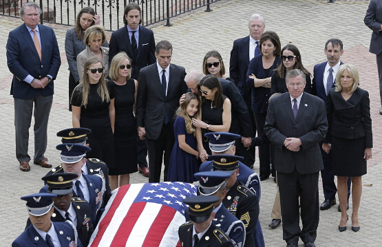 美国副总统拜登送别儿子遗体