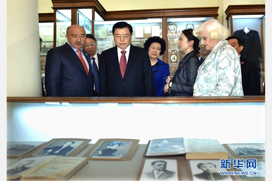  6月10日，全国人大常委会委员长张德江在俄罗斯参观访问喀山联邦大学。 新华社记者李涛 摄