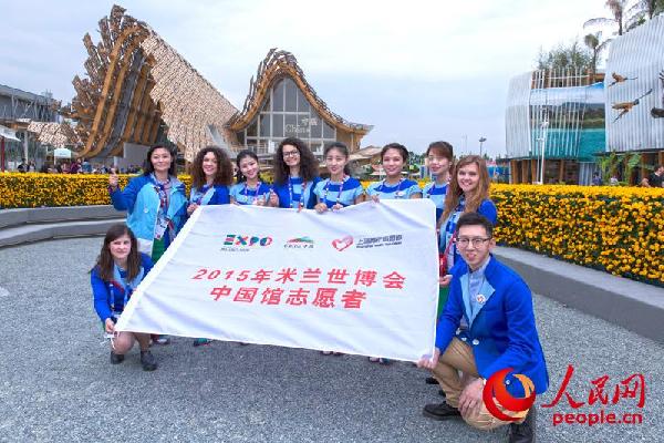 身着中国本土时装品牌的中国国家馆各国志愿者亮相米兰世博会。（张 威 摄）