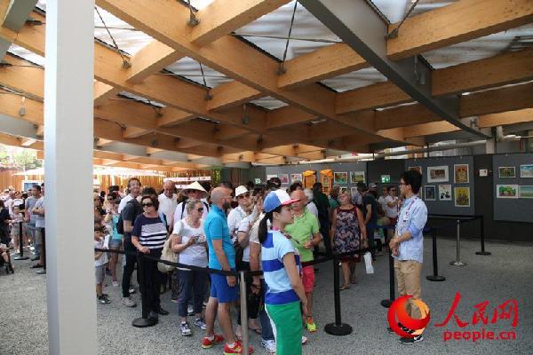 6月10日，参观米兰世博会中国国家馆的游客在馆外排起长龙。（代 睿 摄）