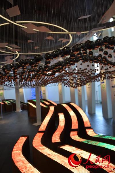 中国企业联合馆内，有宝钢集团制造的钨钢球，与灯光、布景等巧妙地营造出中国山水画的意境。（代 睿 摄）