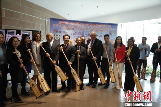 广东南海区与加拿大万锦市共组龙舟队参加国际龙舟锦标赛