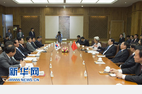 6月11日，全国人大常委会委员长张德江在首尔与韩国国会议长郑义和举行会谈。 新华社记者谢环驰摄 
