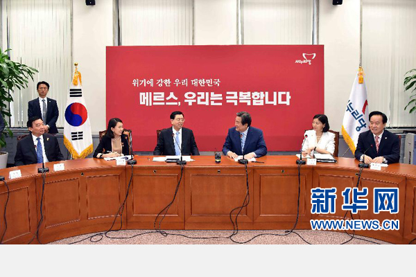 6月11日，全国人大常委会委员长张德江在首尔会见韩国新国家党党首金武星。 新华社记者李涛摄