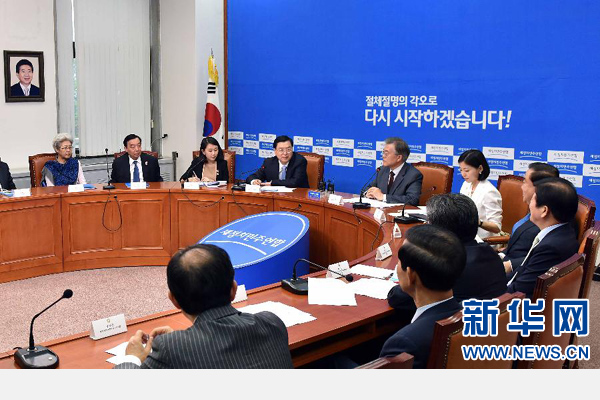 6月11日，全国人大常委会委员长张德江在首尔会见韩国新政治民主联合党党首文在寅。 新华社记者李涛摄