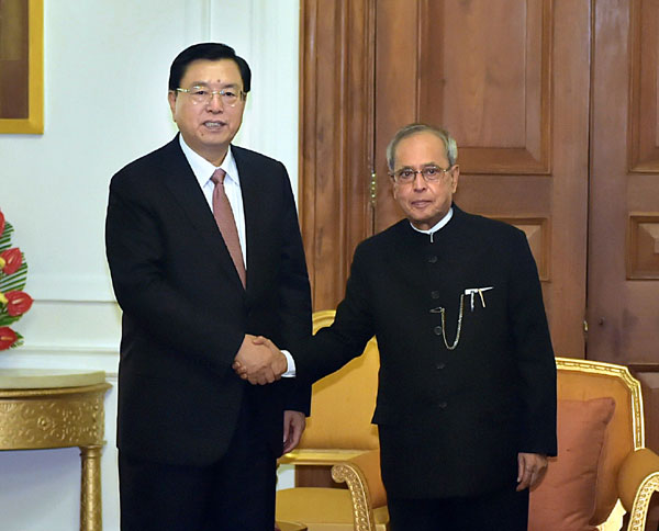 6月15日，全国人大常委会委员长张德江在新德里会见印度总统慕克吉。新华社记者 李涛 摄