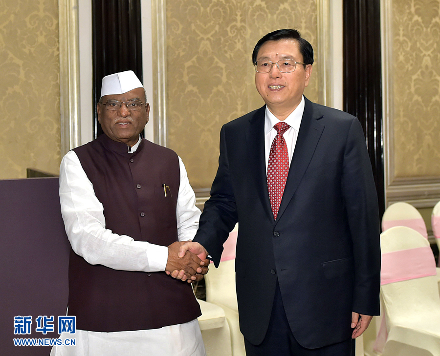 6月14日，中国全国人大常委会委员长张德江在印度孟买会见马哈拉施特拉邦下院议长巴格德。 新华社记者 李涛 摄