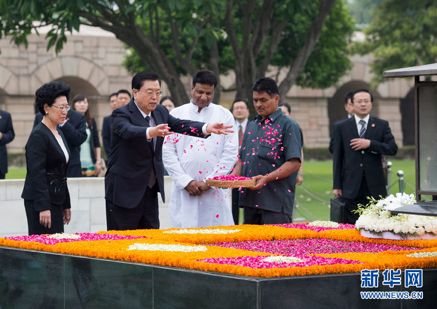 6月15日，中国全国人大常委会委员长张德江在印度新德里向甘地墓敬献花环。 新华社记者谢环驰摄