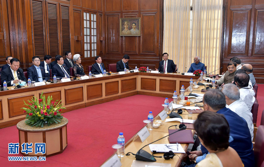 6月15日，中国全国人大常委会委员长张德江在新德里与印度副总统兼联邦院议长安萨里举行会谈。 新华社记者 李涛 摄 