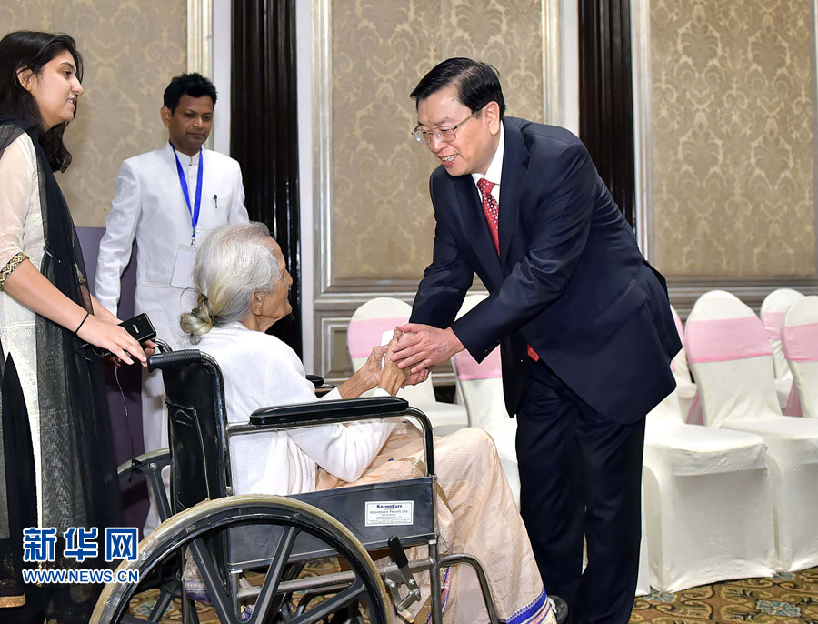  6月14日，中国全国人大常委会委员长张德江在印度孟买参观柯棣华大夫图片展。这是参观前，张德江会见柯棣华大夫亲属及柯棣华纪念委员会主要成员。新华社记者李涛摄