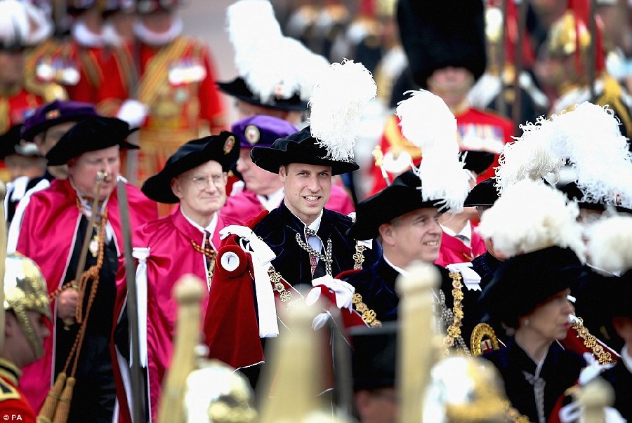 英王室温莎城堡举办嘉德勋章受勋仪式