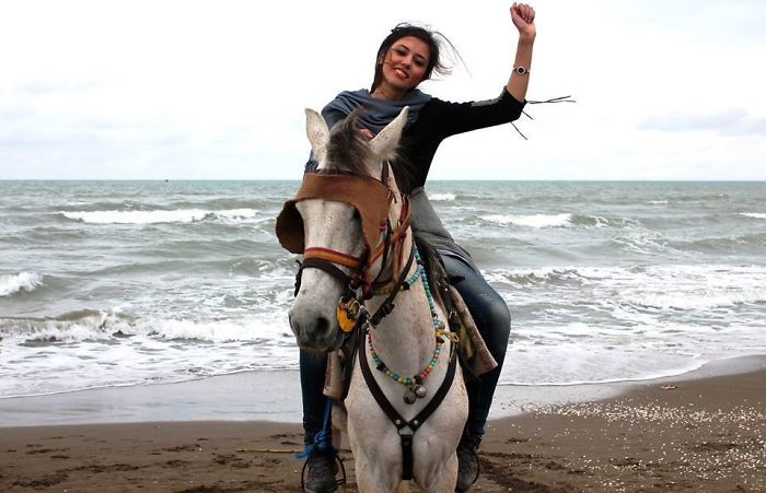 图看世界：风靡伊朗的&ldquo;女性摘掉头巾&rdquo;活动