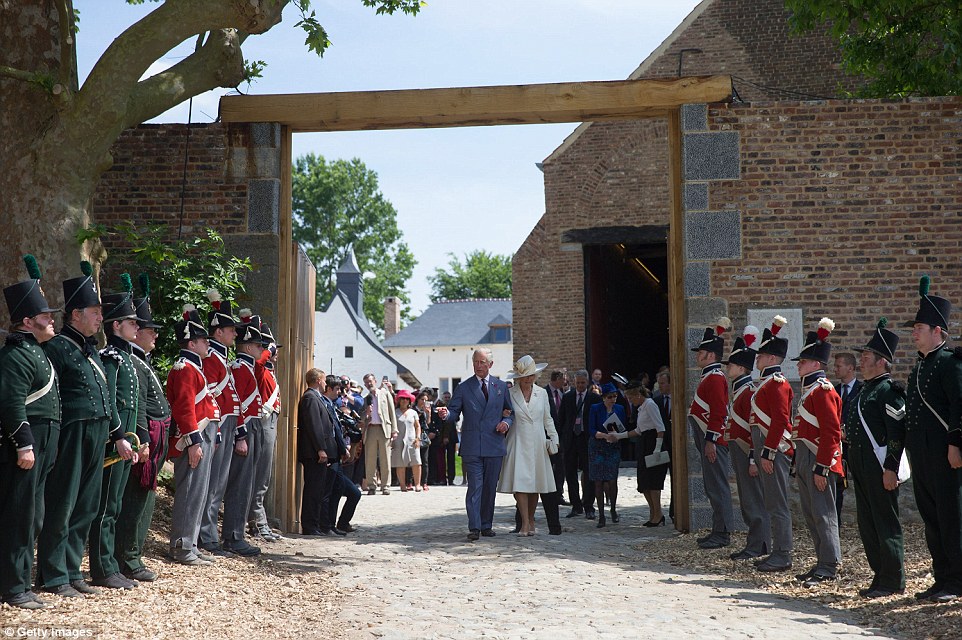 查尔斯王子夫妇出席纪念滑铁卢战役200周年活动    