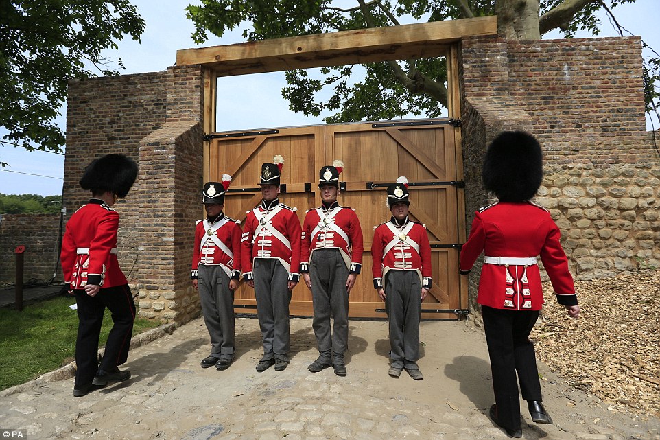 查尔斯王子夫妇出席纪念滑铁卢战役200周年活动    