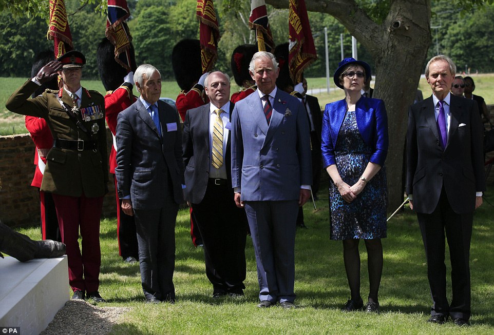 查尔斯王子夫妇出席纪念滑铁卢战役200周年活动    