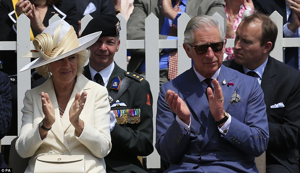 查尔斯王子夫妇出席纪念滑铁卢战役200周年活动    