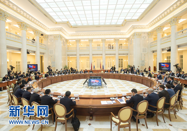 6月18日，中国国务院副总理张高丽在圣彼得堡同俄罗斯第一副总理舒瓦洛夫共同主持中俄投资合作委员会第二次会议。这是张高丽与舒瓦洛夫举行大范围会谈。新华社记者高洁摄 