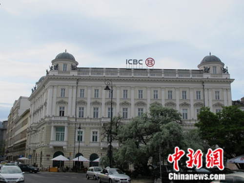 波兰罗兹市货运火车站站台上的中国中铁集装箱_副本