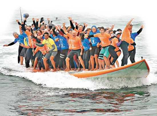 66名冲浪高手共登巨型冲浪板冲浪创世界纪录（图）