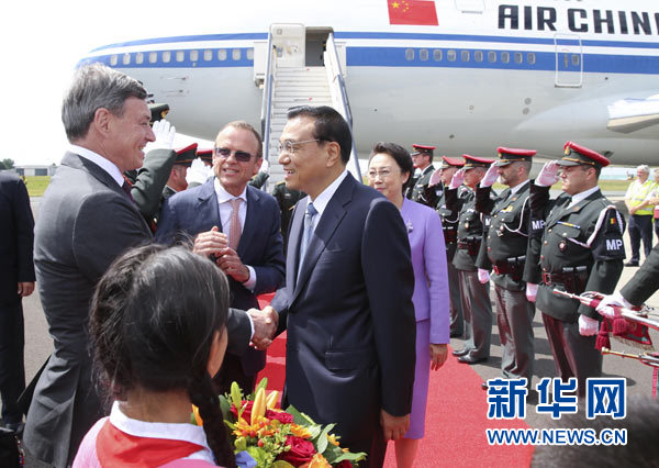 当地时间6月28日下午，经中欧双方商定，国务院总理李克强乘专机抵达比利时首都布鲁塞尔，出席第十七次中国欧盟领导人会晤。李克强总理夫人程虹同机抵达。欧盟和比利时政府高级官员到阿贝拉格机场迎接。新华社记者 庞兴雷 摄 