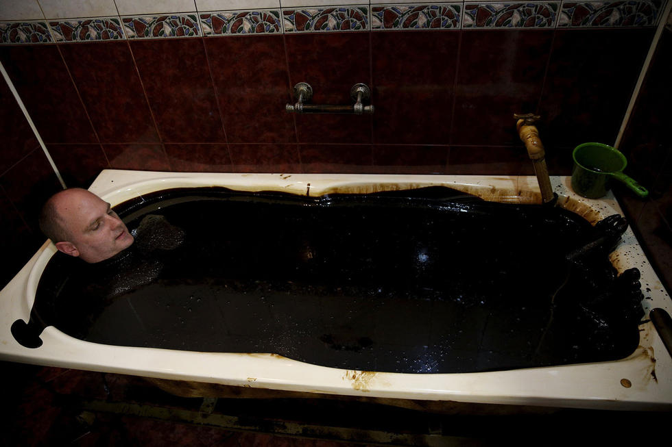 阿塞拜疆民众酷爱奇葩&ldquo;石油浴&rdquo;